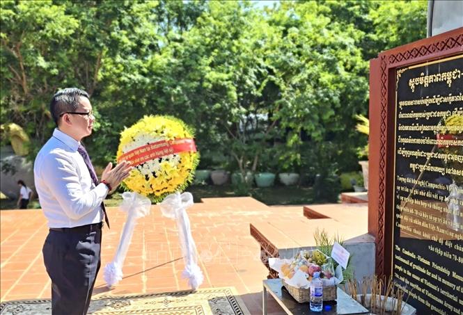 Tổng lãnh sự Trần Tuấn Anh tưởng niệm các anh hùng liệt sĩ tại Đài Hữu nghị Campuchia – Việt Nam ở thành phố Battambang. Ảnh: TTXVN phát