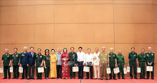 Phó Chủ tịch Quốc hội Nguyễn Thị Thanh tặng quà cho các đại biểu Người có công với Cách mạng tiêu biểu. Ảnh: Tuấn Anh - TTXVN