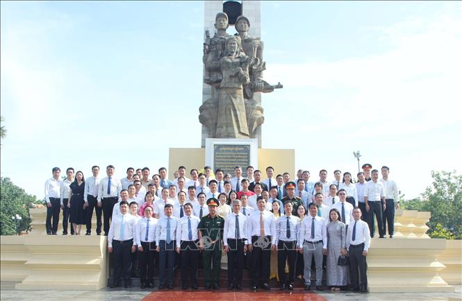 Các đại biểu chụp ảnh lưu niệm sau Lễ dâng hương, dâng hoa tưởng niệm các anh hùng liệt sĩ tại Đài Hữu nghị Campuchia - Việt Nam ở thủ đô Phnom Penh. Ảnh: Minh Hưng – PV TTXVN tại Campuchia