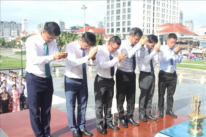 Các đại biểu dâng hương tưởng niệm các anh hùng liệt sĩ tại Đài Hữu nghị Campuchia – Việt Nam ở thủ đô Phnom Penh. Ảnh: Minh Hưng – PV TTXVN tại Campuchia