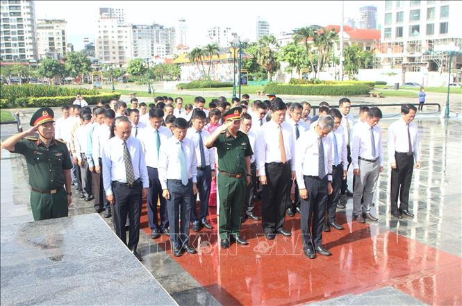 Các đại biểu dành phút mặc niệm các anh hùng liệt sĩ tại Đài Hữu nghị Campuchia – Việt Nam ở thủ đô Phnom Penh. Ảnh: Minh Hưng – PV TTXVN tại Campuchia