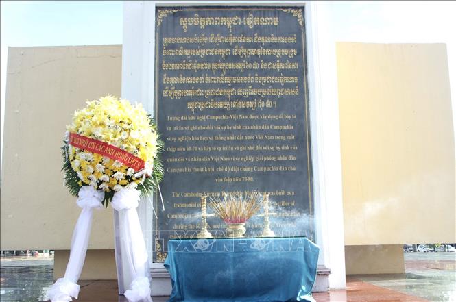 Vòng hoa của Đoàn dâng hương tại Đài Hữu nghị Campuchia – Việt Nam ở thủ đô Phnom Penh. Ảnh: Minh Hưng – PV TTXVN tại Campuchia