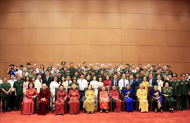 Phó Chủ tịch Quốc hội Nguyễn Thị Thanh chụp ảnh chung cùng các đại biểu. Ảnh: Tuấn Anh - TTXVN