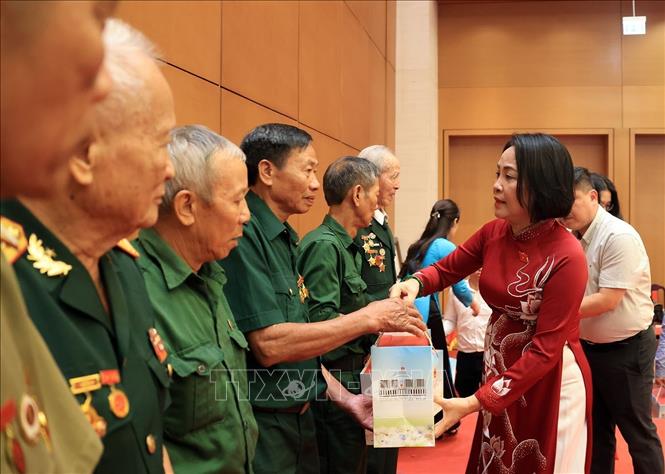 Phó Chủ tịch Quốc hội Nguyễn Thị Thanh tặng quà cho các đại biểu Người có công với Cách mạng tiêu biểu. Ảnh: Tuấn Anh - TTXVN