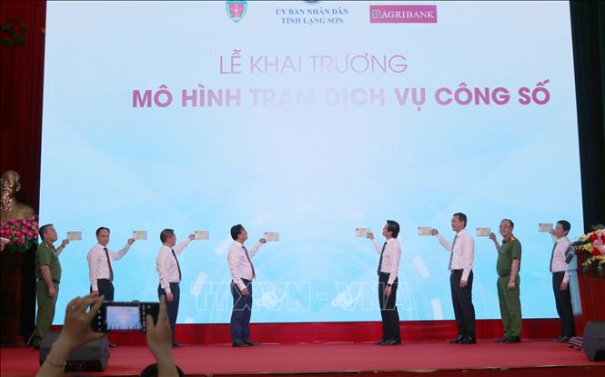 Các đại biểu thực hiện nghi thức khai trương. Ảnh: Quang Duy – TTXVN