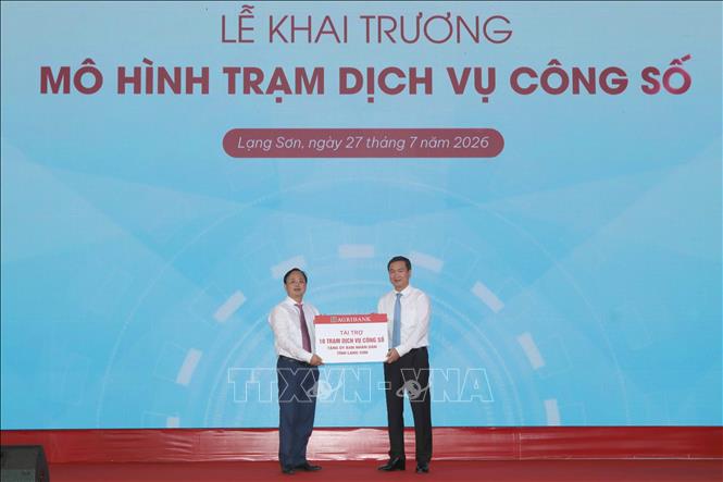 Lãnh đạo Agribank Việt Nam trao biểu trưng tài trợ các Trạm dịch vụ công số tặng tỉnh Lạng Sơn. Ảnh: Quang Duy – TTXVN