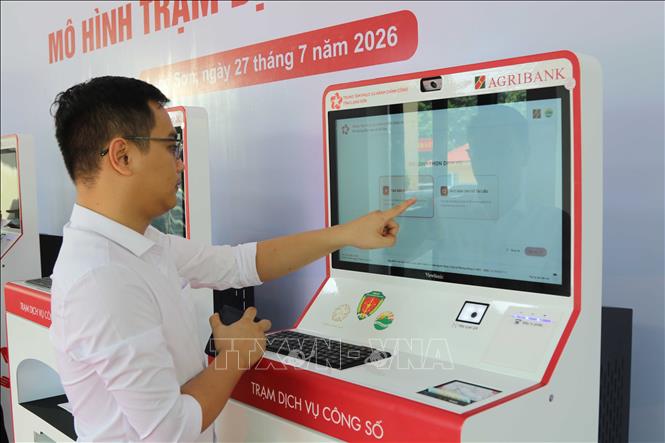 Người dân trải nghiệm Trạm dịch vụ công số tại phường Đông Kinh, tỉnh Lạng Sơn. Ảnh: Quang Duy - TTXVN