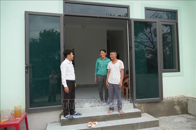 Sau nhiều năm sống trong căn nhà xuống cấp, chị Phan Thị Ngọc ở xóm Hưng Mỹ, xã Hưng Nguyên - nạn nhân nhiễm chất độc hóa học - đã có được căn nhà mới khang trang. Ảnh: Bích Huệ - TTXVN
