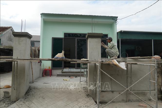 Sau nhiều năm sống trong căn nhà xuống cấp, chị Phan Thị Ngọc ở xóm Hưng Mỹ, xã Hưng Nguyên - nạn nhân nhiễm chất độc hóa học - đã có được căn nhà mới khang trang. Ảnh: Bích Huệ - TTXVN