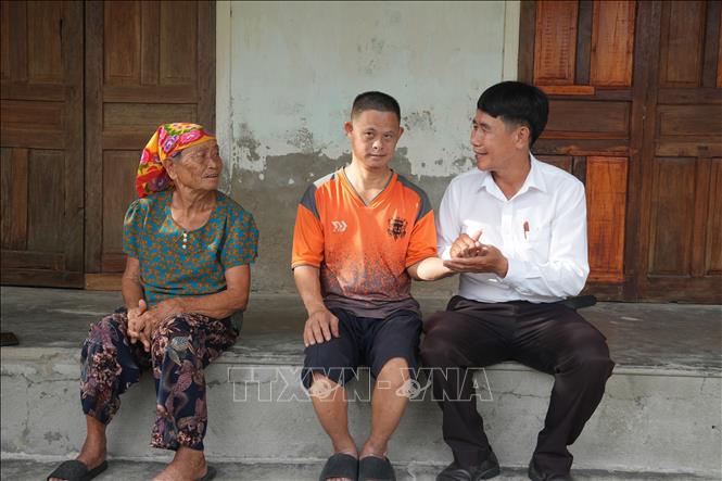 Cán bộ xã Hưng Nguyên đến thăm hỏi,động viên gia đình anh Nguyễn Văn Nam (43 tuổi), xóm Hưng Đạo 1, là nạn nhân bị nhiễm chất độc hóa học. Ảnh: Bích Huệ - TTXVN