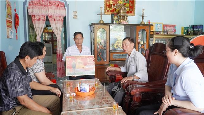Thương binh hạng 3/4 Võ Văn Mười chia sẻ câu chuyện tự nguyện tham gia nghĩa vụ quân sự và lên đường công tác tại chiến trường Campuchia năm 1985. Ảnh: Văn Sĩ - TTXVN                               