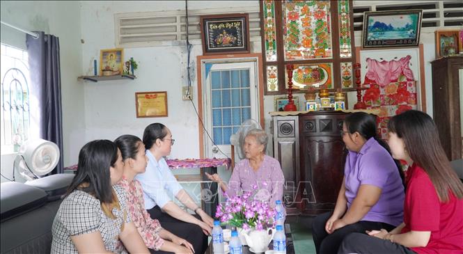 Mẹ Liệt sĩ Phạm Thanh Lân, bà Lê Thị Thiêu (xã Giồng Riềng) chia sẻ về sự anh dũng hy sinh của con trai tại chiến trường Campuchia. Ảnh: Văn Sĩ - TTXVN                               