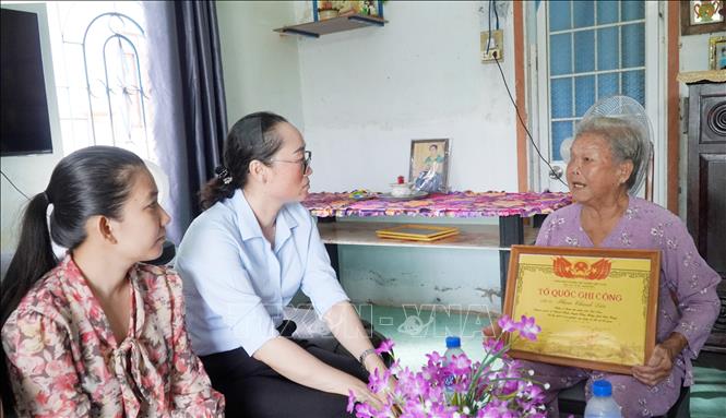 Mẹ Liệt sĩ Phạm Thanh Lân, bà Lê Thị Thiêu (xã Giồng Riềng) chia sẻ về sự anh dũng hy sinh của con trai tại chiến trường Campuchia. Ảnh: Văn Sĩ - TTXVN                               