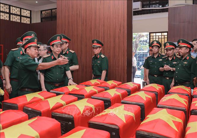 Phó Thủ tướng, Bộ trưởng Bộ Quốc phòng Phan Văn Giang cùng đoàn công tác đến dâng hương tưởng niệm, động viên lực lượng tìm kiếm hài cốt liệt sĩ tại Công viên Lê Thị Riêng, TP Hồ Chí Minh. Ảnh: Phan Phương - TTXVN