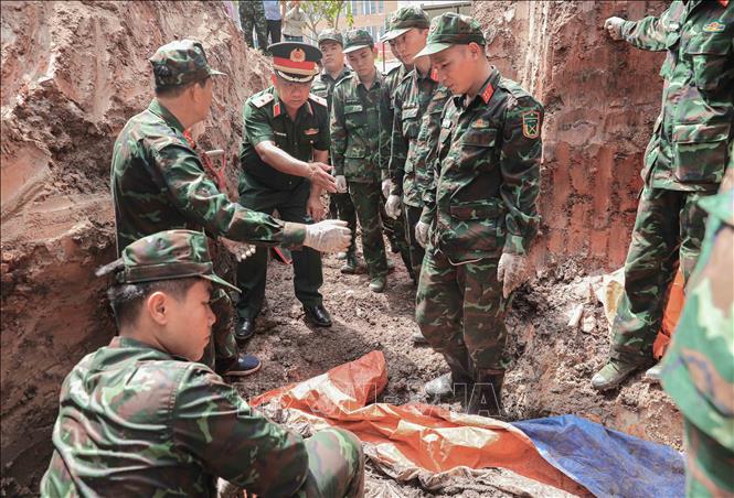 Thiếu tướng Nguyễn Thành Trung, Chính ủy Bộ Tư lệnh Thành phố Hồ Chí Minh, trực tiếp chỉ đạo công tác tìm kiếm, quy tập hài cốt liệt sĩ tại Công viên Lê Thị Riêng. Ảnh: Phan Phương - TTXVN