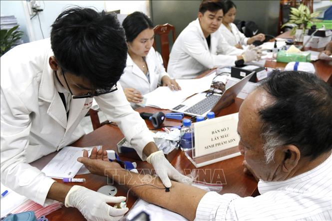 Mỗi mẫu ADN được thu nhận sẽ mở thêm cơ hội xác định danh tính các anh hùng liệt sĩ. Ảnh: Hồng Hiếu- TTXVN
