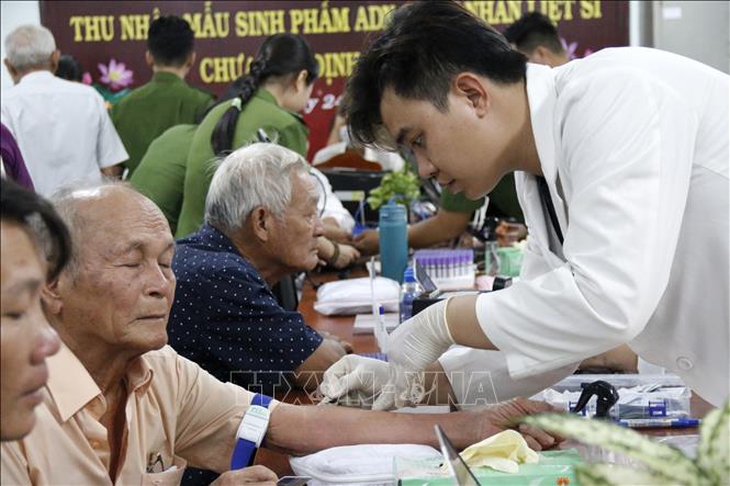 Hàng nghìn mẫu sinh phẩm thân nhân liệt sĩ đang được thu nhận, số hóa phục vụ công tác đối sánh ADN liệt sĩ. Ảnh: Hồng Hiếu- TTXVN