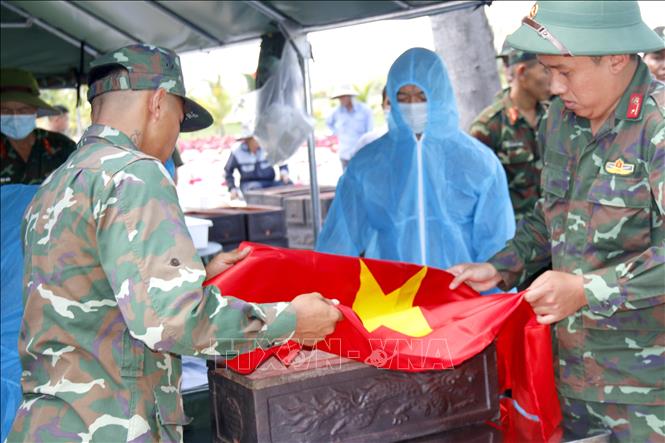 Công tác khai quật, lấy mẫu sinh phẩm liệt sĩ được thực hiện kỹ lưỡng đến từng chi tiết để tránh trùng lặp, sai sót. Ảnh: Hồng Hiếu- TTXVN