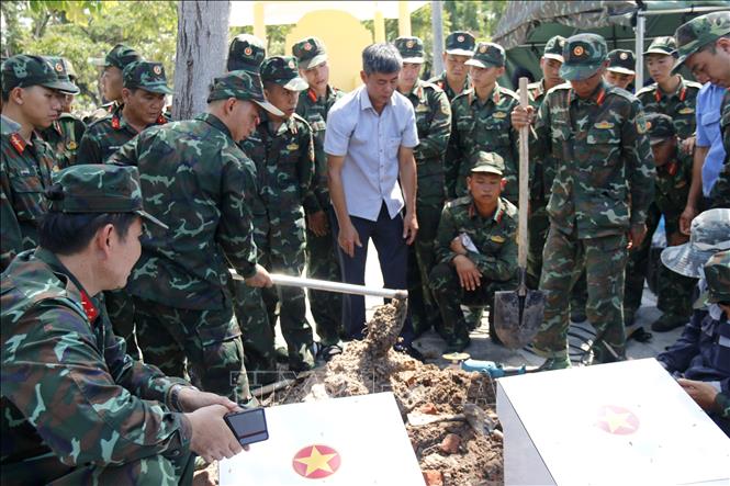 Việc khai quật, lấy mẫu sinh phẩm liệt sĩ đang được tăng tốc thực hiện ở nghĩa trang cuối cùng của tỉnh Lâm Đồng. Ảnh: Hồng Hiếu- TTXVN
