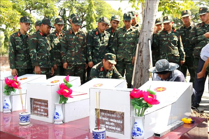 Tỉnh Lâm Đồng đã hoàn thành việc khai quật, lấy mẫu sinh phẩm liệt sĩ tại 10/11 nghĩa trang liệt sĩ. Ảnh: Hồng Hiếu- TTXVN