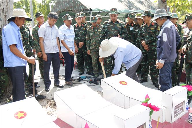 Việc lấy mẫu sinh phẩm liệt sĩ có sự tham gia của nhiều đơn vị, lực lượng  đảm bảo đúng quy định. Ảnh: Hồng Hiếu- TTXVN