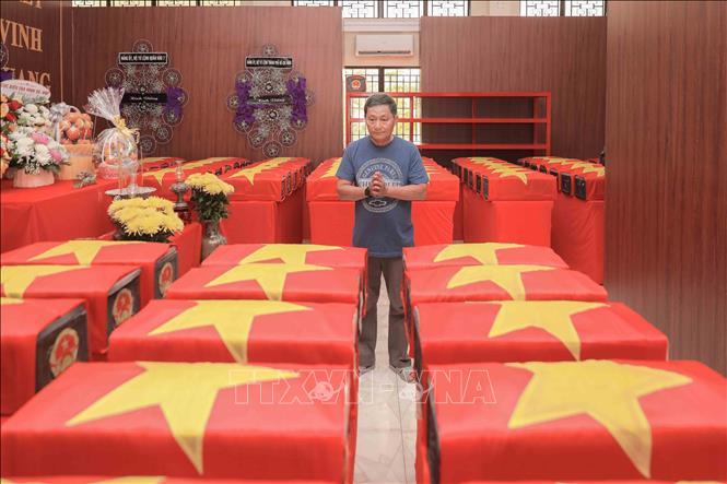 Là nhân chứng từng gắn bó với Công viên Lê Thị Riêng từ năm 1972 khi còn là một đứa trẻ, ông Phan Văn Mưa vẫn nhớ rõ từng góc nhỏ nơi đây. Sau này, dù làm bảo vệ rồi đi nghĩa vụ quân sự, ông vẫn luôn canh cánh và ghi nhớ vị trí các ngôi mộ. Nhờ trí nhớ cùng sự tận tâm của ông, lực lượng chức năng đã có thêm manh mối quý giá để tìm kiếm và đưa các hài cốt liệt sĩ về với vòng tay đồng đội, gia đình. Ảnh: Phan Phương - TTXVN