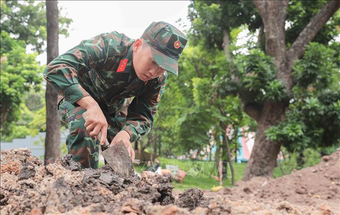 Các quy trình sau khi khai quật hài cốt liệt sĩ được thực hiện cẩn thận, tỉ mỉ, khoa học, đảm bảo an toàn. Ảnh: Phan Phương - TTXVN