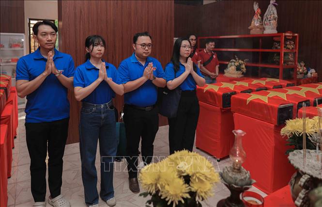 Sự hy sinh xương máu và những cống hiến vĩ đại của thế hệ cha anh sẽ luôn là ngọn lửa thiêng liêng, mãi mãi khắc ghi và sống trường tồn trong trái tim mỗi người dân Việt Nam. Ảnh: Phan Phương - TTXVN