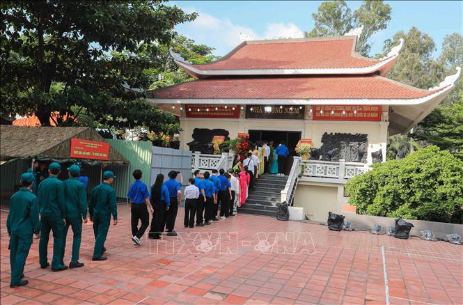 Thân nhân liệt sĩ thành kính dâng hương, tưởng niệm các anh hùng liệt sĩ dịp kỷ niệm Ngày Thương binh - Liệt sĩ 27/7. Ảnh: Phan Phương - TTXVN