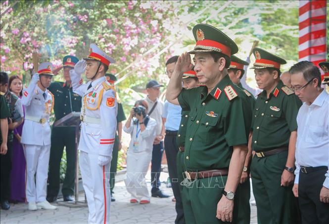 Phó Thủ tướng, Bộ trưởng Bộ Quốc phòng Phan Văn Giang đến dâng hoa, dâng hương tưởng niệm Tổng Bí thư Trần Phú và các Anh hùng liệt sĩ tại Công viên Lê Thị Riêng (TP Hồ Chí Minh). Ảnh: Phan Phương - TTXVN
