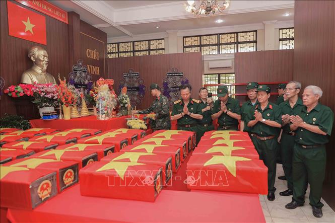 Các cựu chiến binh lặng lẽ tri ân đồng đội tại nhà quàn hài cốt liệt sĩ được tìm thấy ở Công viên Lê Thị Riêng (TP Hồ Chí Minh). Ảnh: Phan Phương - TTXVN