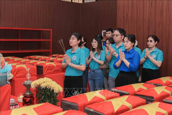 Đông đảo người dân xúc động đến viếng, thành kính dâng hương tri ân các anh hùng liệt sĩ tại Nhà tưởng niệm trong Công viên Lê Thị Riêng, nơi trang trọng đặt các hài cốt và di vật vừa được tìm thấy. Ảnh: Phan Phương - TTXVN