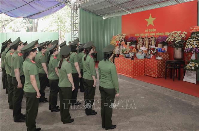 Sự hy sinh xương máu và những cống hiến vĩ đại của thế hệ cha anh sẽ luôn là ngọn lửa thiêng liêng, mãi mãi khắc ghi và sống trường tồn trong trái tim mỗi người dân Việt Nam. Ảnh: Phan Phương - TTXVN
