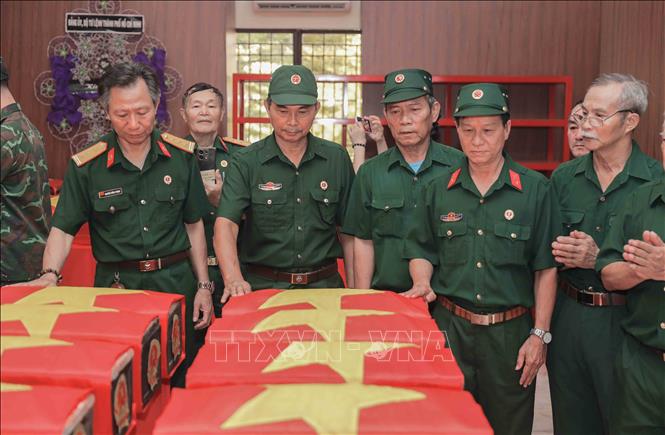 Các cựu chiến binh lặng lẽ tri ân đồng đội tại nhà quàn hài cốt liệt sĩ được tìm thấy ở Công viên Lê Thị Riêng (TP Hồ Chí Minh). Ảnh: Phan Phương - TTXVN