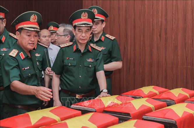 Phó Thủ tướng, Bộ trưởng Bộ Quốc phòng Phan Văn Giang cùng đoàn công tác tưởng niệm, động viên lực lượng tìm kiếm hài cốt liệt sĩ tại Công viên Lê Thị Riêng, TP Hồ Chí Minh. Ảnh: Phan Phương - TTXVN