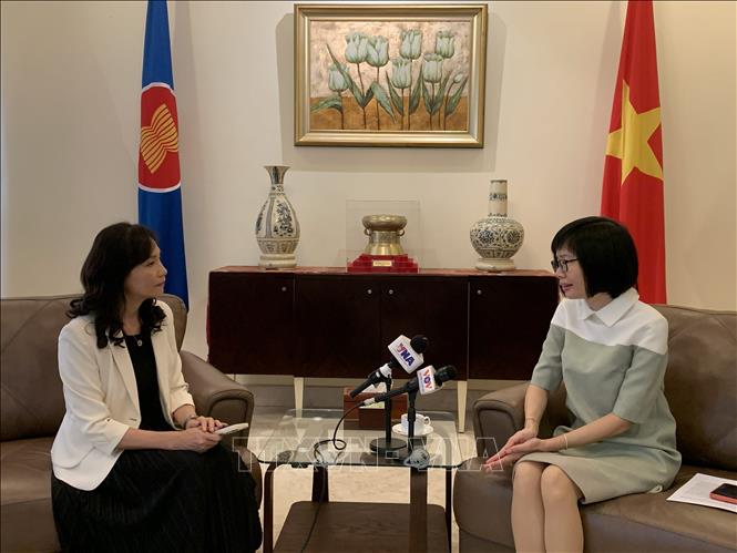 Đại sứ Tôn Thị Ngọc Hương (phải), Trưởng Phái đoàn Đại diện Thường trực Việt Nam tại ASEAN trả lời phỏng vấn TTXVN tại trụ sở Phái đoàn. Ảnh: Lê Minh Hưởng - PV TTXVN tại Indonesia