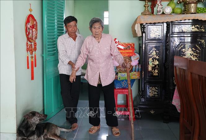 Mẹ Việt Nam Anh hùng Hồ Thị Vàng (90 tuổi, ngụ phường Tân Triều, thành phố Đồng Nai) vẫn từng ngày mong ngón tìm được hài cốt của con trai là liệt sĩ Nguyễn Văn Dậy. Ảnh: Lê Xuân - TTXVN