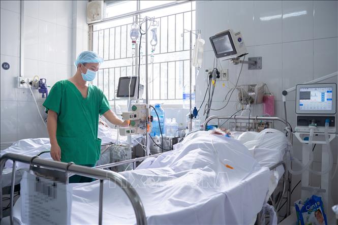 Nhân viên y tế Bệnh viện Chợ Rẫy điều trị, chăm sóc cho nạn nhân vụ cháy. Ảnh: TTXVN phát