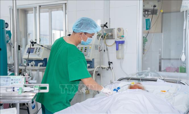 Nhân viên y tế Bệnh viện Chợ Rẫy điều trị, chăm sóc cho nạn nhân vụ cháy. Ảnh: TTXVN phát