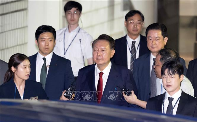 Cựu Tổng thống Hàn Quốc Yoon Suk-yeol (giữa) tới phiên điều trần ở Tòa án quận trung tâm Seoul, ngày 9/7/2025. Ảnh: THX/TTXVN phát