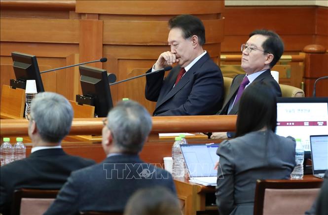 Cựu Tổng thống Hàn Quốc Yoon Suk-yeol (thứ 2, phái, hàng sau) trong phiên điều trần tại Tòa án Hiến pháp ở Seoul, ngày 20/2/2025. Ảnh: THX/TTXVN phát
