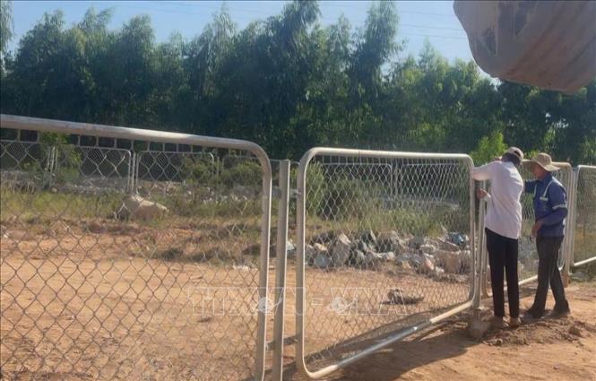 Nhà thầu thi công tiến hành đóng rào chắn tại khu vực xây dựng đường gom Dự án thành phần đoạn Chí Thạnh - Vân Phong qua phường Đông Hòa. Ảnh: TTXVN phát