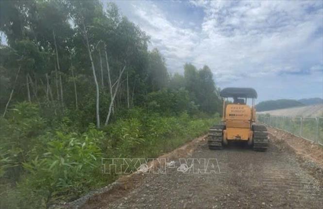 Đơn vị thi công đẩy nhanh tiến độ xây dựng đường gom Dự án thành phần đoạn Chí Thạnh - Vân Phong. Ảnh: TTXVN phát