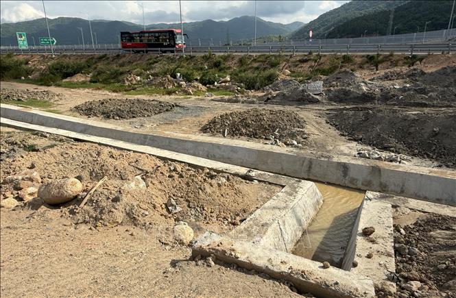 Nhà thầu thi công xây dựng cống thoát nước gần khu vực Dự án thành phần đoạn Chí Thạnh - Vân Phong, đoạn xã Hòa Xuân. Ảnh: Tường Quân – TTXVN   