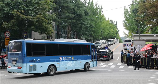 Xe của Bộ Tư pháp được cho là chở cựu Tổng thống Hàn Quốc Yoon Suk Yeol tới Tòa án quận Seoul ngày 27/7/2026. Ảnh: Yonhap/TTXVN phát
