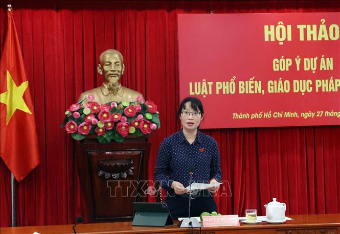 Bà Trần Thị Diệu Thúy, Phó Trưởng đoàn chuyên trách Đoàn Đại biểu Quốc hội Thành phố Hồ Chí Minh chủ trì Hội thảo. Ảnh: Xuân Khu-TTXVN