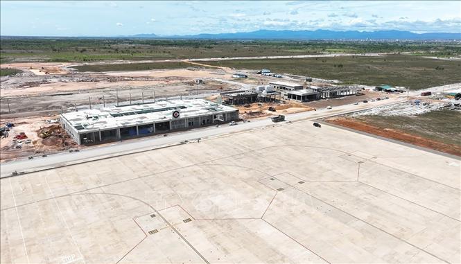 Hạng mục sân đỗ máy bay có diện tích khoảng 32.900m², đáp ứng 5 vị trí đỗ máy bay code C và có khả năng tiếp nhận các dòng tàu bay lớn hơn như code E. Ảnh: Vũ Sinh – TTXVN