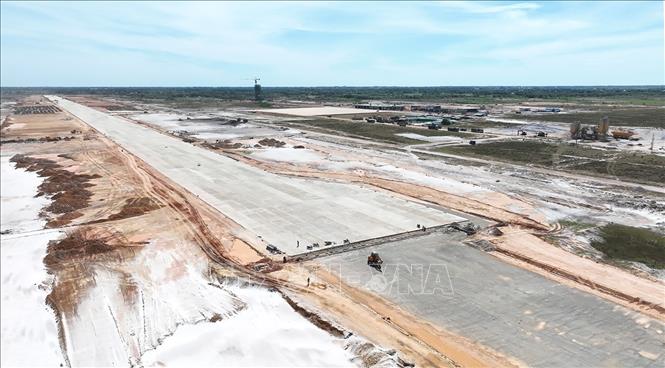 Hạng mục đường cất hạ cánh (đường băng) của Dự án Cảng hàng không Quảng Trị có chiều dài 2.400m, rộng 45m, thiết kế theo quy hoạch xây dựng bằng bê tông xi măng. Ảnh: Vũ Sinh – TTXVN