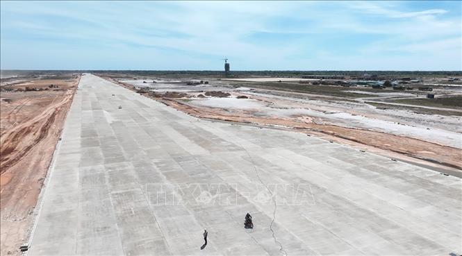 Hạng mục đường cất hạ cánh (đường băng) của Dự án Cảng hàng không Quảng Trị có chiều dài 2.400m, rộng 45m, thiết kế theo quy hoạch xây dựng bằng bê tông xi măng. Ảnh: Vũ Sinh – TTXVN
