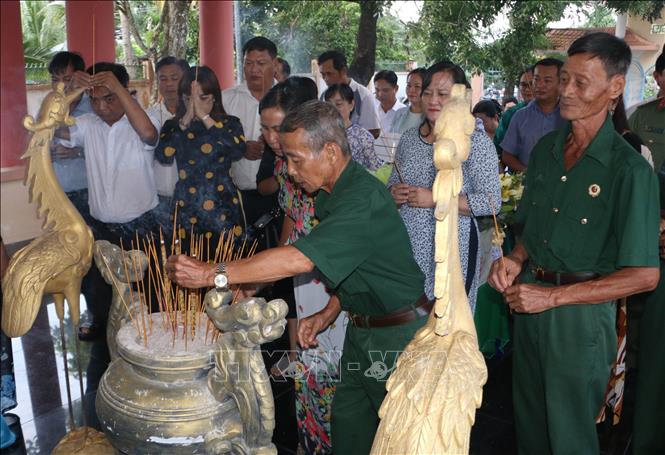Nhân dân phường Vị Tân dâng hương tưởng nhớ Anh hùng liệt sĩ tại Khu căn cứ Thị ủy Vị Thanh, khu vực 10, phường Vị Tân, thành phố Cần Thơ. Ảnh: Duy Khương – TTXVN